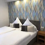 Отель Tiptop Landhotel Hutter 4*