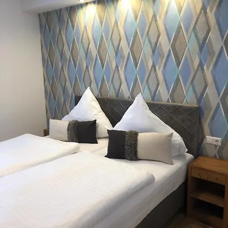 Отель Tiptop Landhotel Hutter 4*